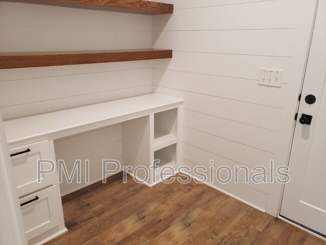 Building Photo - 227 S Bilbro Ave