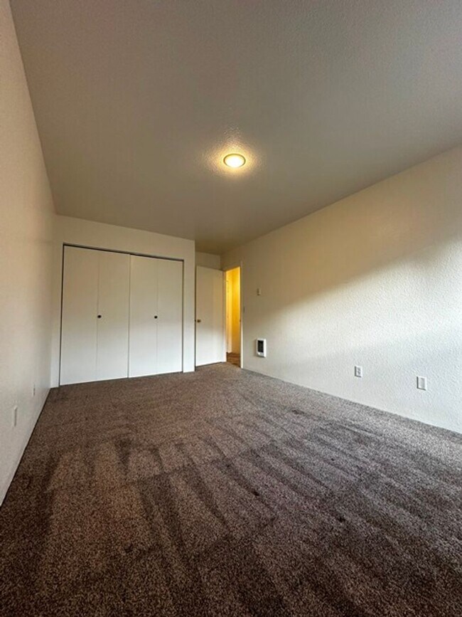 Building Photo - 2 bedroom duplex