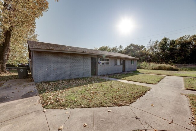 Building Photo - 1314B N Irvington Ave