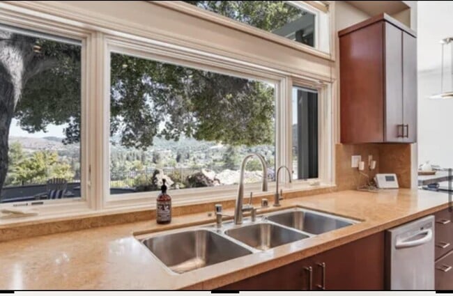 Building Photo - 985 Woodview Pl