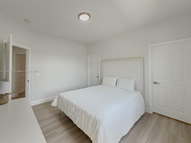 Building Photo - 2556 Jardin Manor