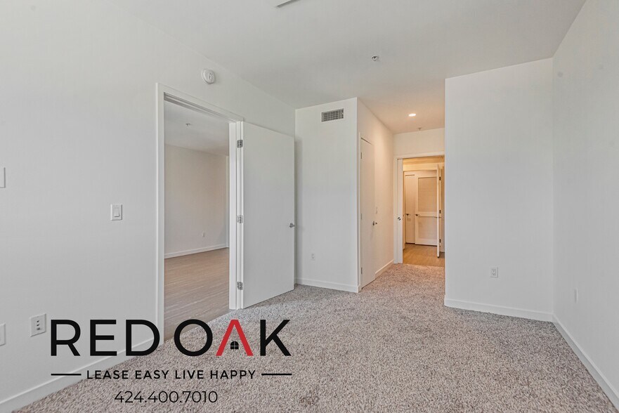 Building Photo - 11405 Chandler Blvd