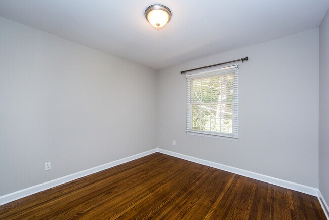 Building Photo - Charming 2BD/1BA Townhouse at Cotswold!