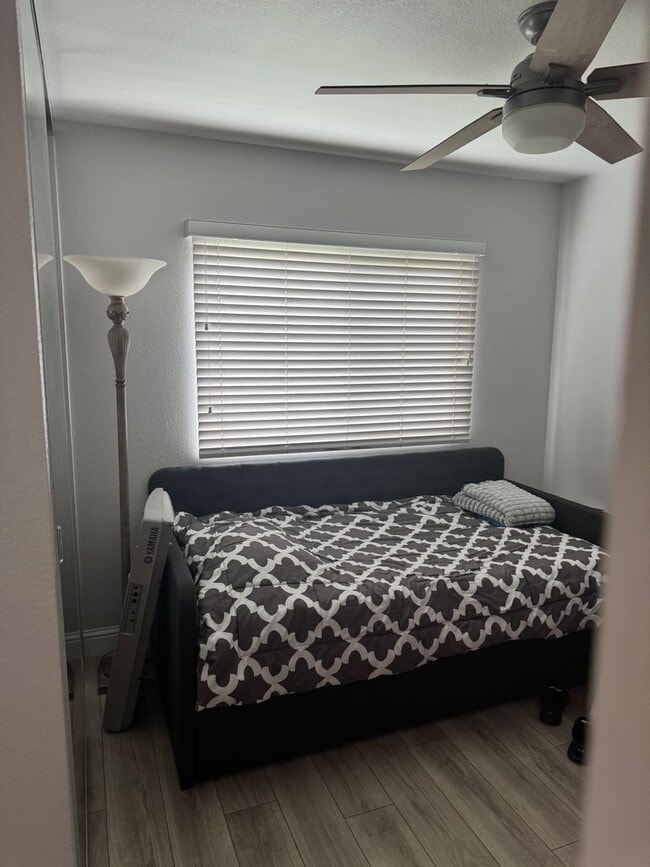 Building Photo - Spacious 3 Bedroom 2 Bath with a Den and Fireplace!