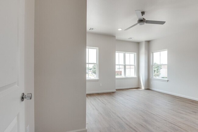 Building Photo - Urban living in Edmond