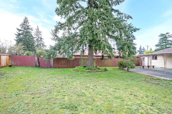 Building Photo - Spacious 4-Bedroom Home with Large Yard, Covered Patio & Garage in Lakewood