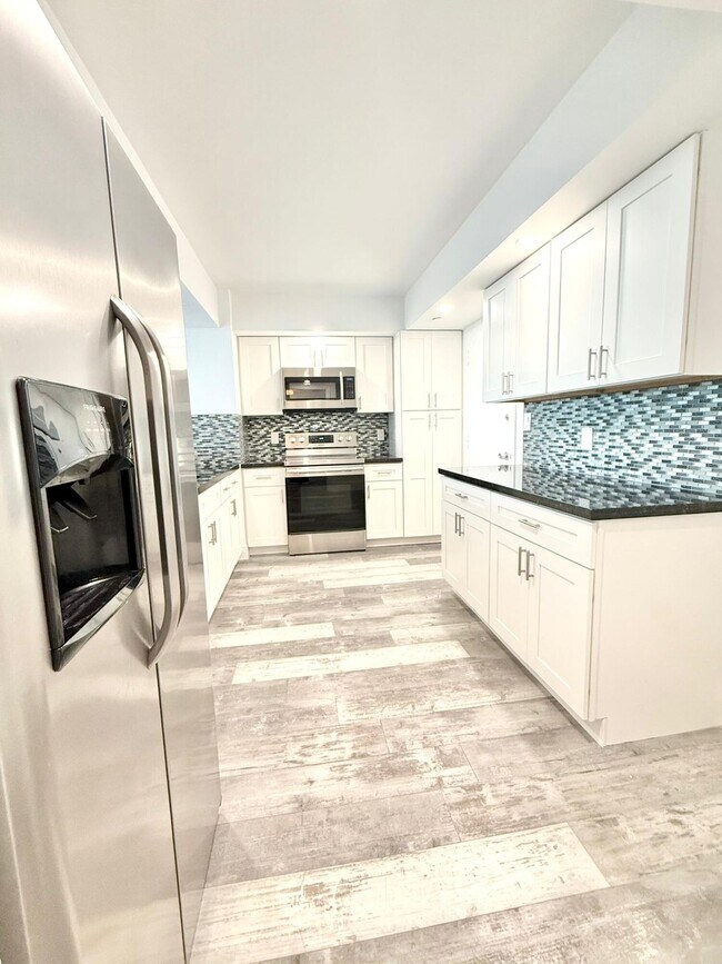 Building Photo - 1150 Hillsboro Mile