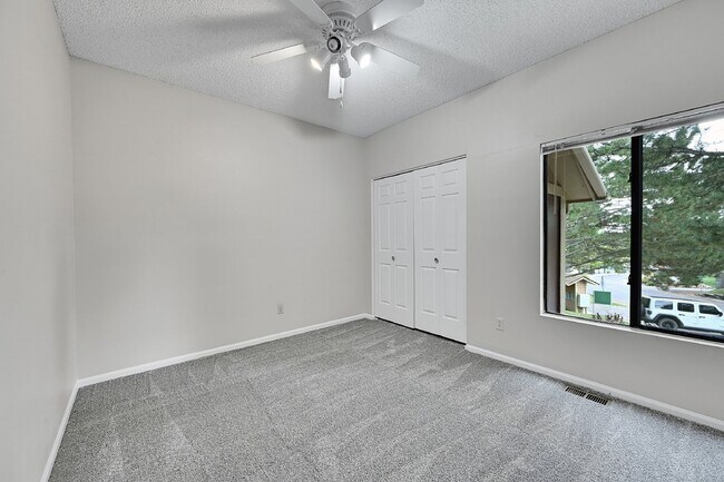 Building Photo - $1,850.00, 2 bed, 2 bath, located in Color...