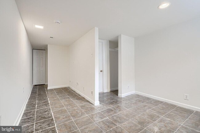 Building Photo - 1138 W Lombard St