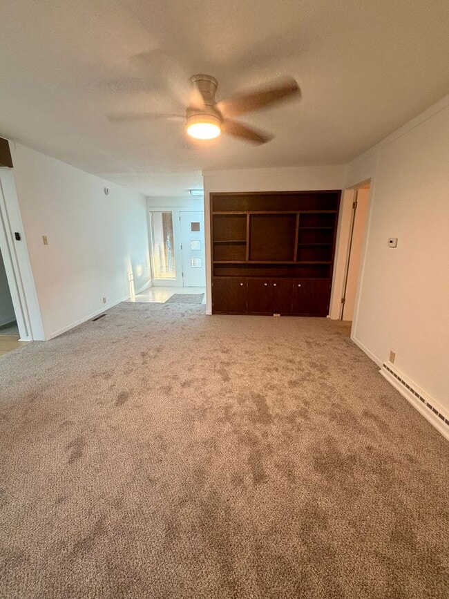 Building Photo - Vintage Home in an unbelievable location