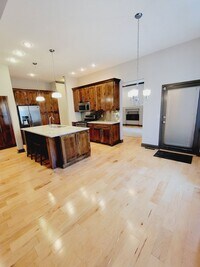 Building Photo - Spacious & Unique in Twin Oaks, Southwest Springfield