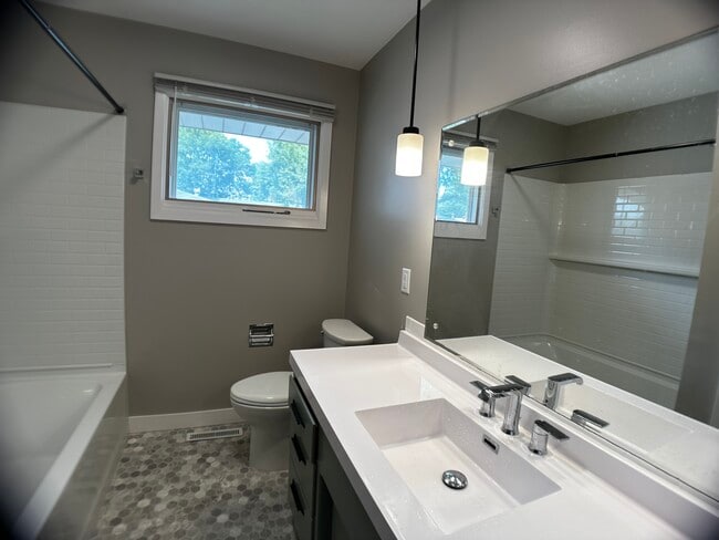 Building Photo - 211 Lakewood Dr