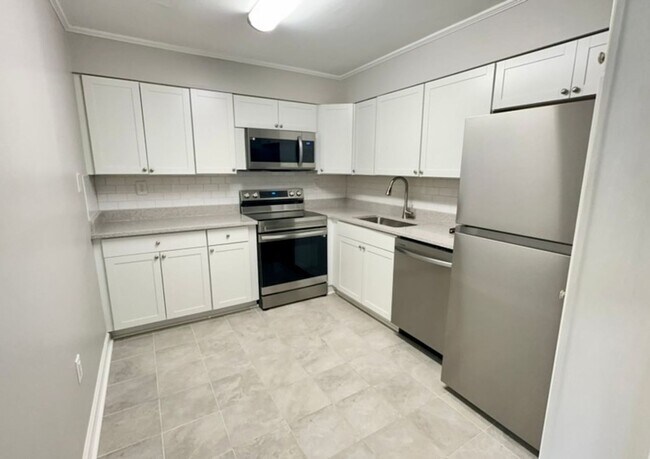 Building Photo - Newly Renovated Condo Located In Highly Desirable Area Of Forest Acres!