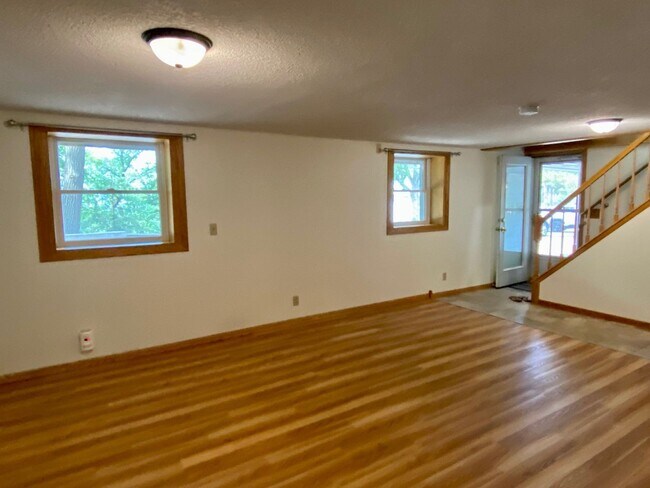 Building Photo - Nice 3 Bedroom house on the river front in Hudson