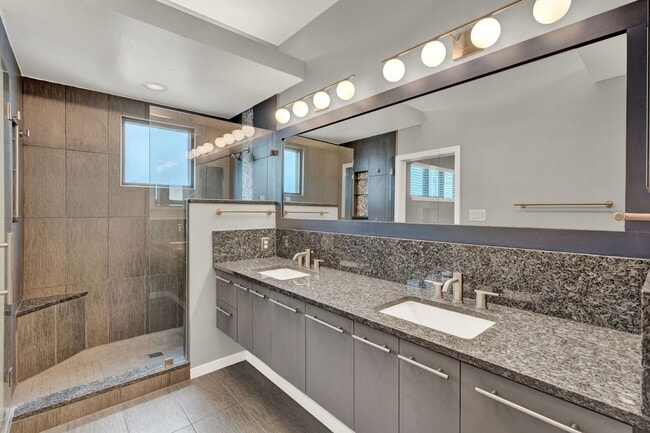 Building Photo - Luxury 2 Bedroom 2.5 Bath Townhome In Down...