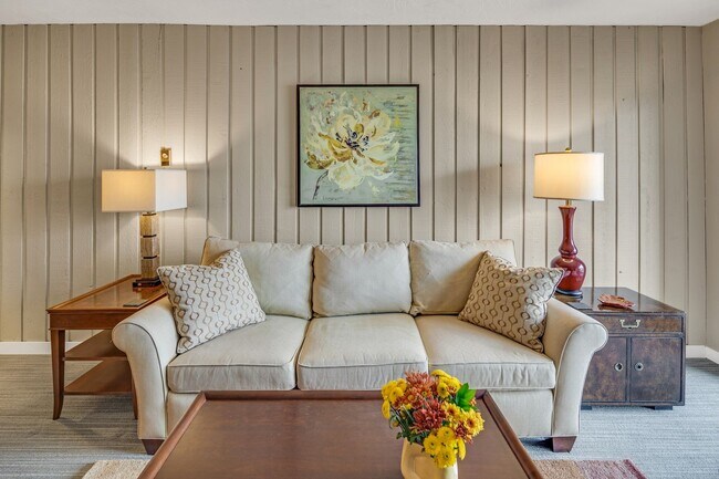 Building Photo - Perfect Downtown Furnished 1 BR Apartment