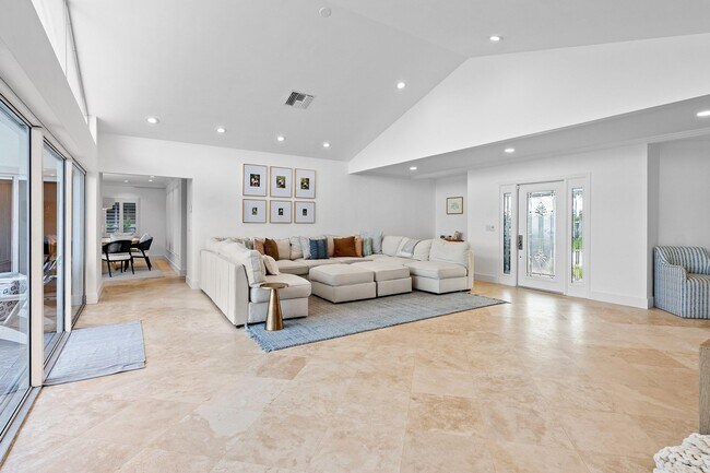Building Photo - 1332 Tamarind Way