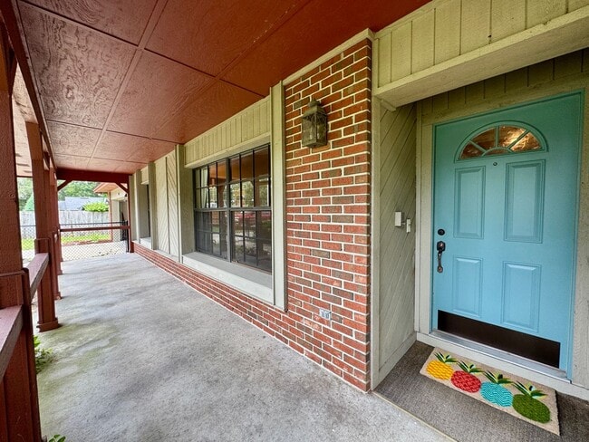 Building Photo - Fantastic 3/2 Sorrento Home with NO HOA!