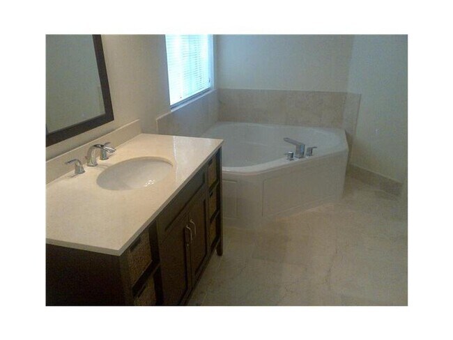 Building Photo - 2653 Oakbrook Dr
