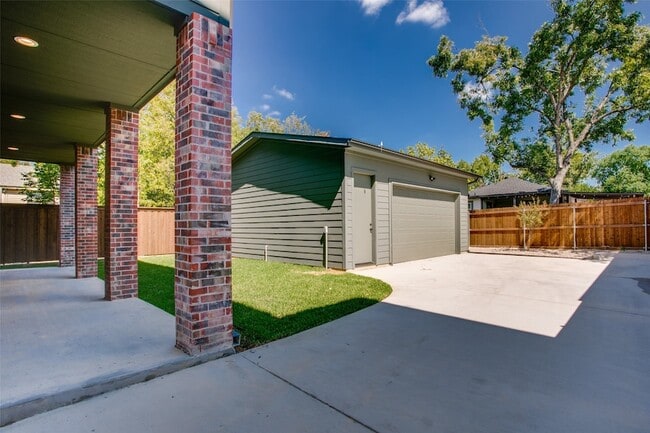 Building Photo - 400 N Denver St