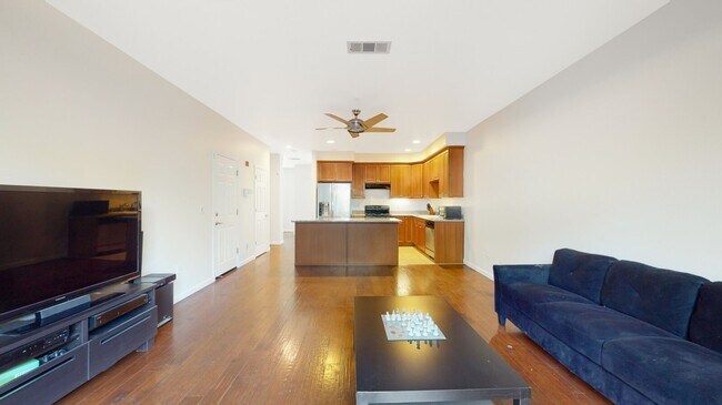 Building Photo - 4-Bedroom Townhome in San Jose!