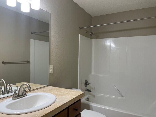 Building Photo - NEWER LUXURY Style Townhouse with a gorgeo...