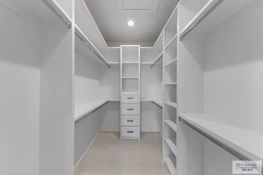 Building Photo - 7513 Pinewood Lk