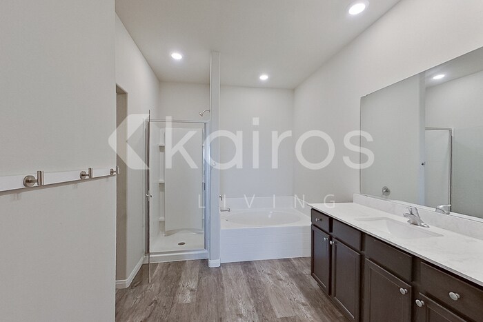 Building Photo - 712 St James Pl