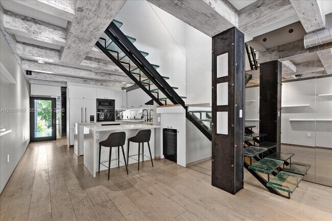 Building Photo - 6011 N Bayshore Dr