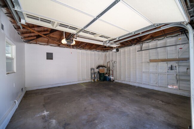 Building Photo - 2 bedroom, den and 1.5 bath, a few blocks of SPHS