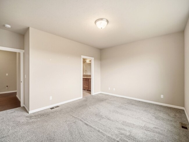 Building Photo - Spacious 5-Bedroom Home with Private Yard & Parking in Spokane