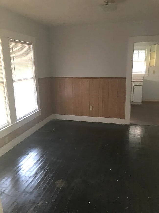 Building Photo - 2 Bedroom 1 Bathroom