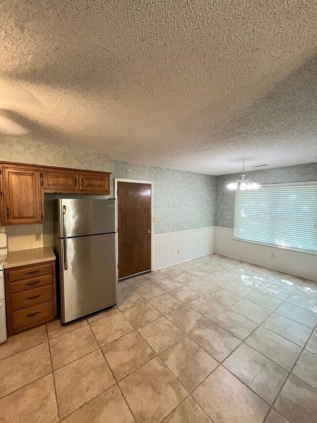 Building Photo - 4 bedrooms and 2 bath home, mature neighborhood, garage, well built and clean