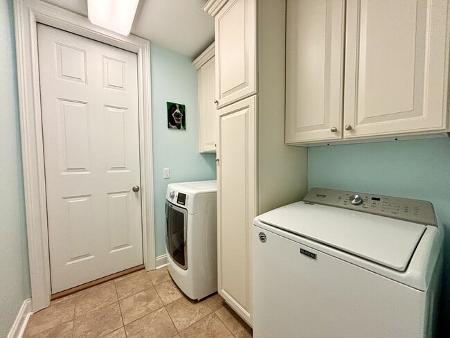 Building Photo - 3 Bedroom Townhouse W/ Sunset Water Views!