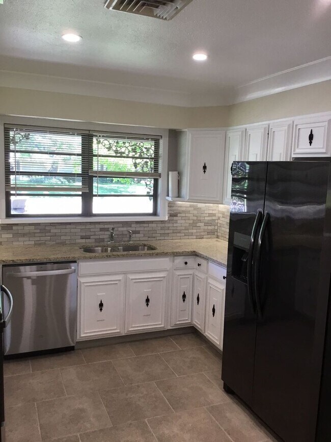 Building Photo - GORGEOUS 4/3 BROADMOOR HOME-UPDATED-MUST SEE