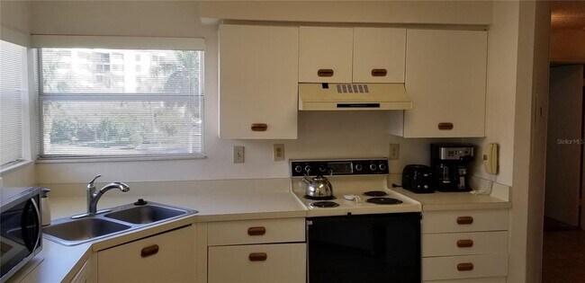 Building Photo - 6047 Bahia Del Mar Blvd S