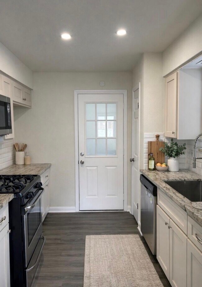 Building Photo - 10322 Sageburrow Dr