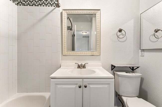 Building Photo - Lovely Townhome with A Garage and Central AC!