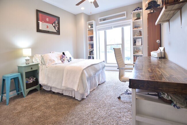 Building Photo - Pet Friendly Five Bedroom!