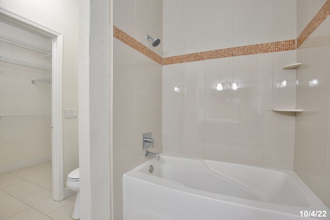 Building Photo - Beautiful 3/2 Spacious Condo with Lawn Car...