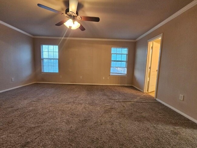 Building Photo - 604 NE Ave E Pl