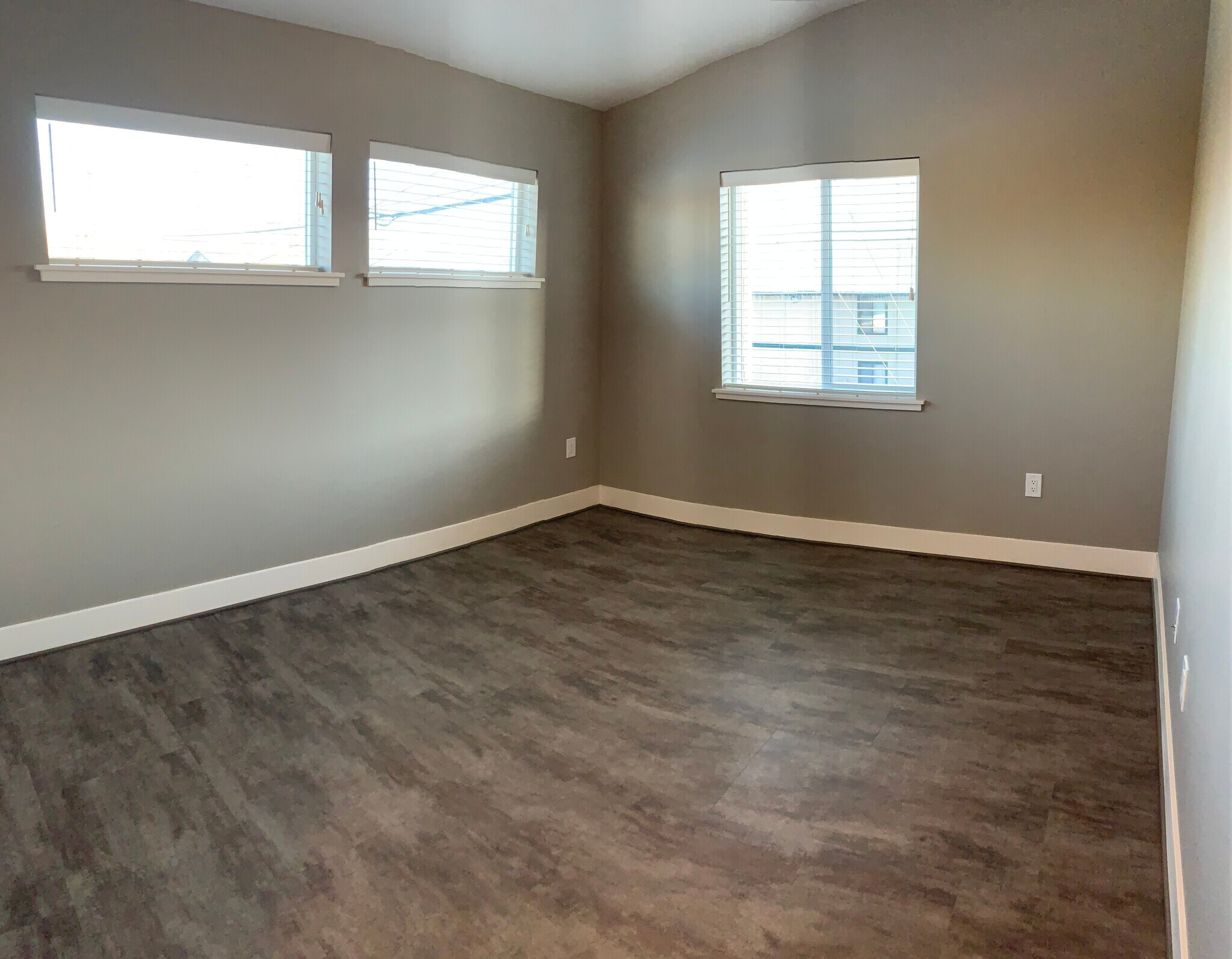 Building Photo - 412 Kirman Ave