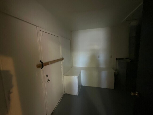 Building Photo - 3 bed. 1.5 bath 2 living areas