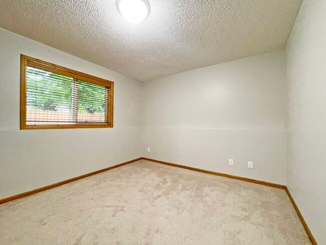 Building Photo - Sparkling Like New 3-Plus Bedroom with Vau...