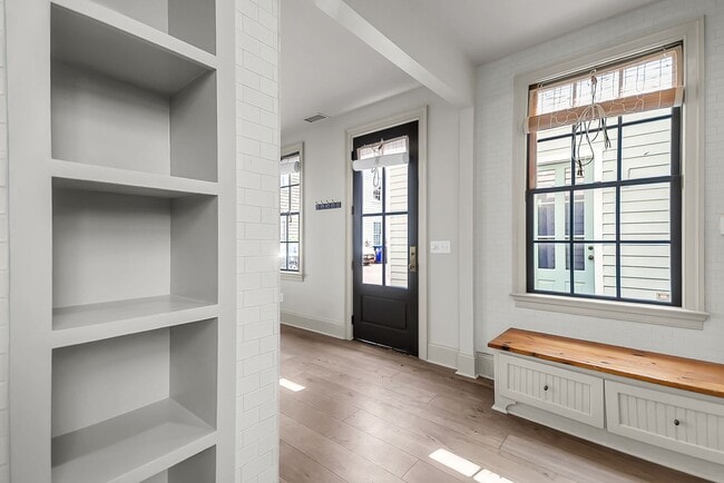 Building Photo - 3 Bedroom 2.5 Bath House in the hip Elliot...