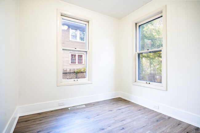 Building Photo - HALF OFF FIRST MONTH - Large 3BR PLUS Bonu...