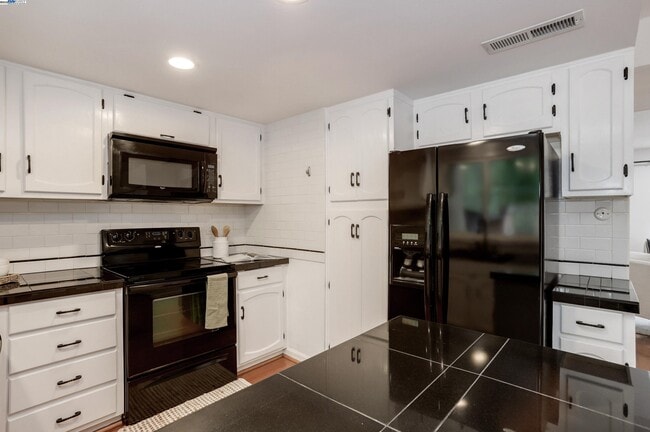Building Photo - 4428 Del Valle Pkwy