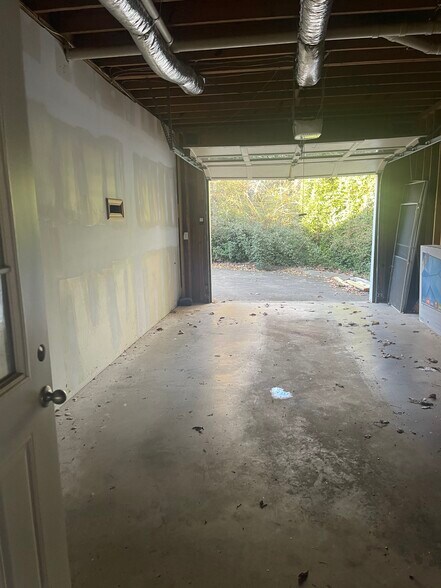 Garage - 181 Redwood Ln