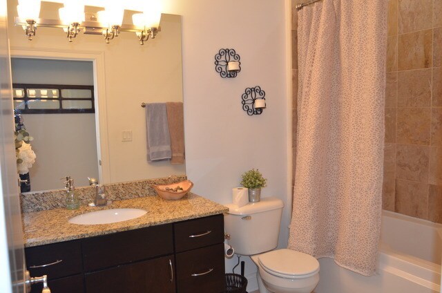 Building Photo - Wrigleyville 1 bedroom with private balcony