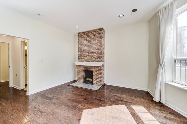 Building Photo - Peaceful 2BD/2BA - Two Level Condo in the Heart of Dupont Circle!